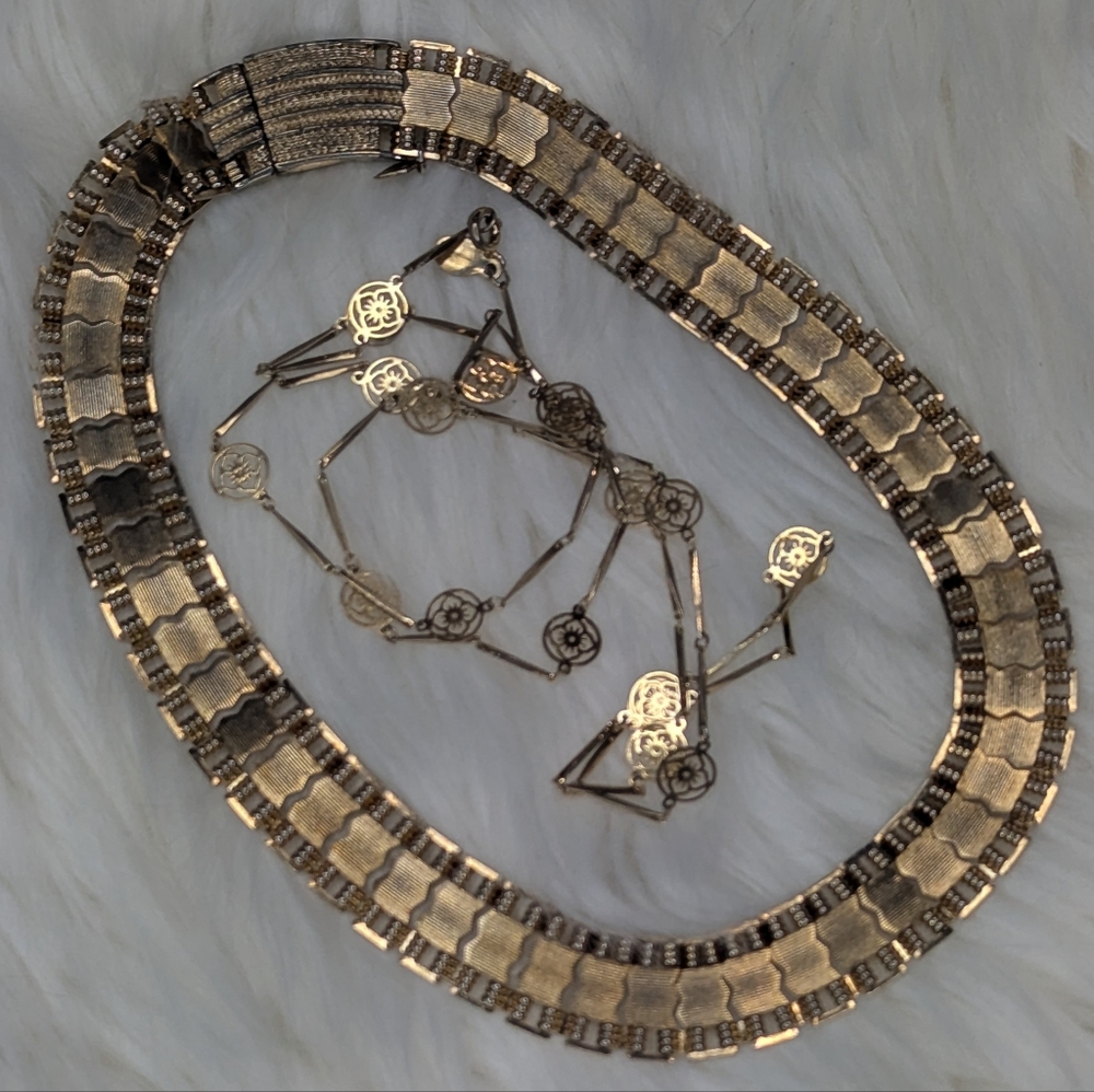 Vintage 1977 Avon Blooming Lotus & Sarah Coventry 1959 Signed Necklaces - Picture 7 of 11